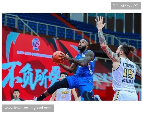 北京首钢主帅怒摔战术板：场上焦虑与战术智慧的碰撞