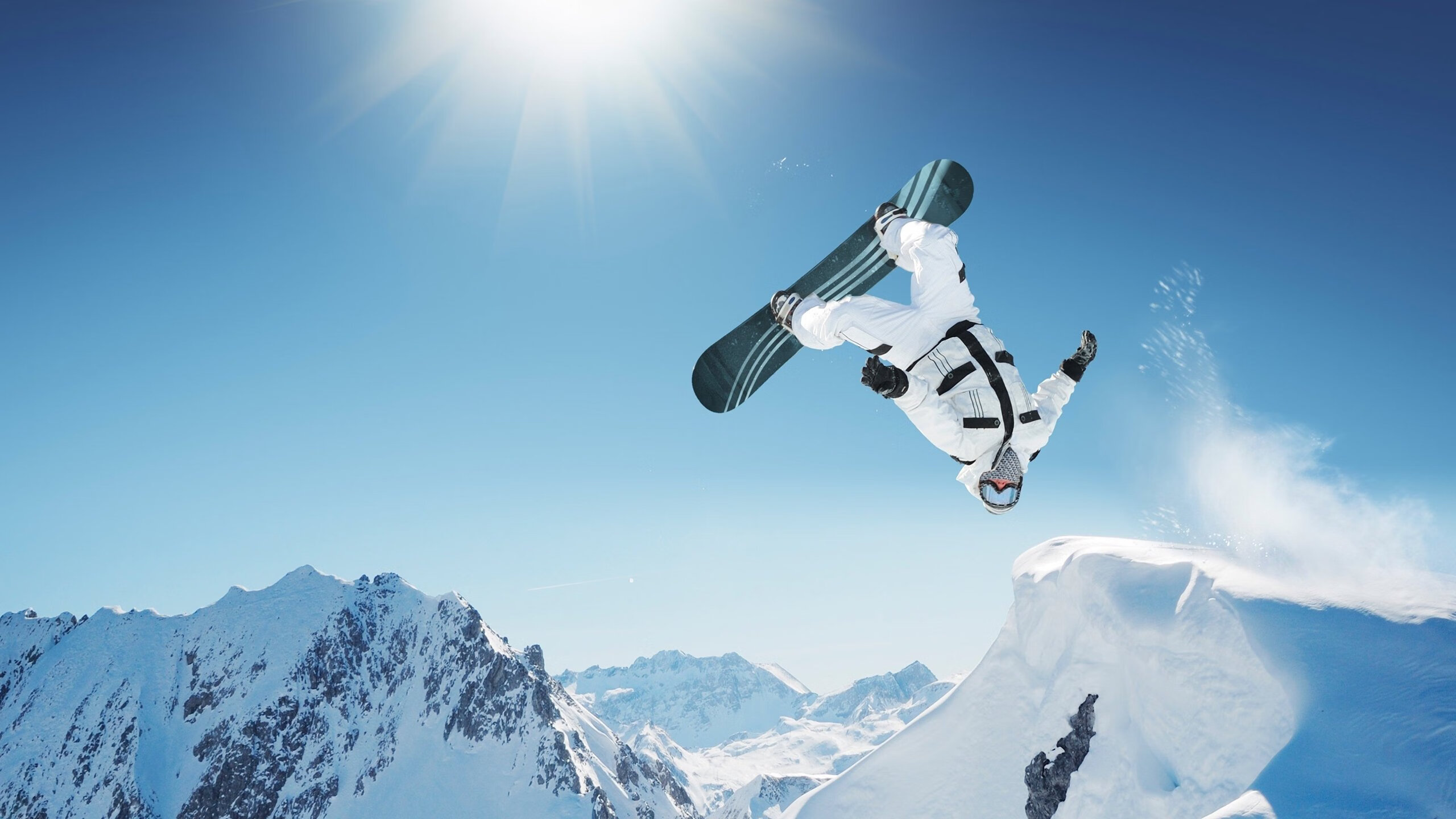 火山地貌越野赛 黑色熔岩地表成为独特赛道